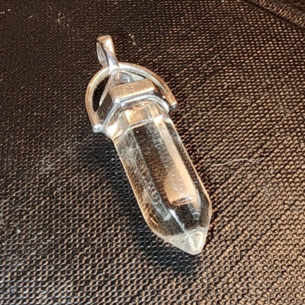 CLEAR QUARTZ CRYSTAL PENDANT FENG SHUI CHARM         ☆